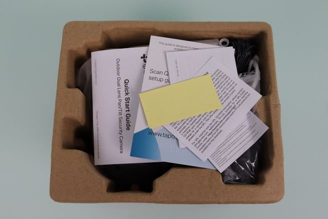 Interior de la caja de la cámara IP Tapo C545D con todo detalle.