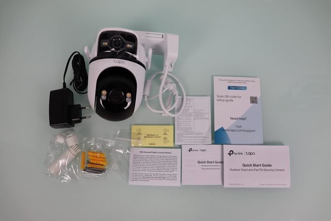 Contenido completo de la caja de la cámara IP Tapo C545D en detalle.