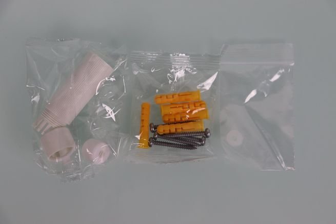 Tacos, tornillos y adaptadores contra el agua y polvo en la cámara Tapo C545D.