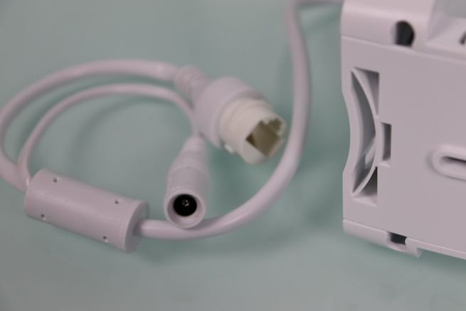 Cables de alimentación 12V y Ethernet de la cámara IP TP-Link Tapo C545D.