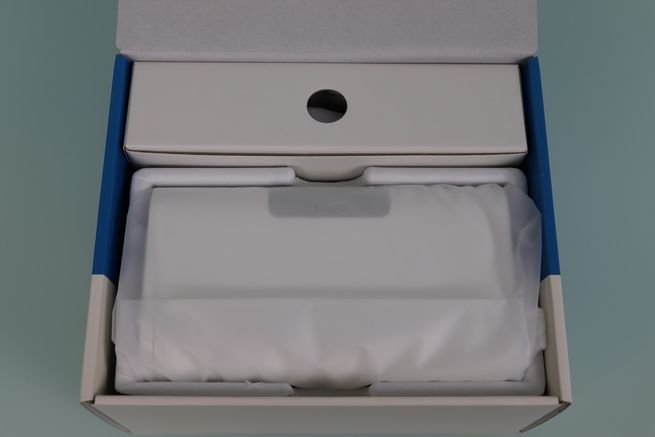 Interior de la caja del hub TP-Link Tapo H500 en detalle.