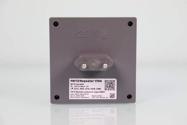 Zona posterior del repetidor FRITZ!Repeater 1700 con el conector de corriente y pegatina con datos.