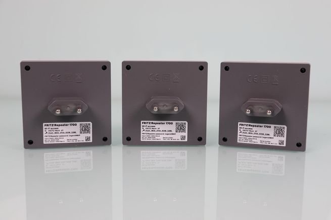 Zona posterior de los tres repetidores FRITZ!Repeater 1700 con la misma pegatina.