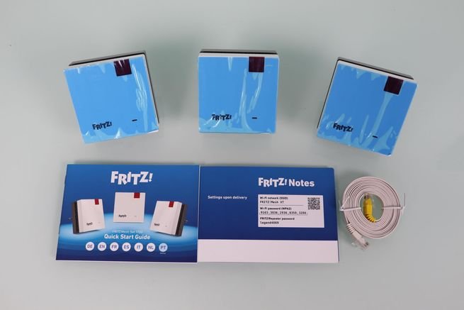 Contenido de la caja del sistema Wi-Fi Mesh FRITZ!Mesh Set 1700 en detalle.