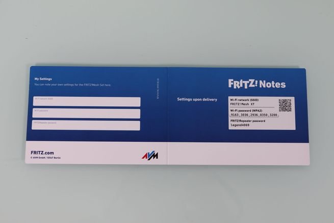 Tarjeta de FRITZ! con los datos del Wi-Fi y clave de administración del sistema Wi-Fi Mesh FRITZ!Mesh Set 1700.