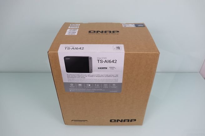 Frontal de la caja del NAS QNAP TS-AI642 con una NPU.