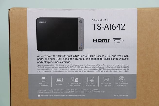 Pegatina del NAS QNAP TS-AI642 con todas las especificaciones técnicas del equipo.