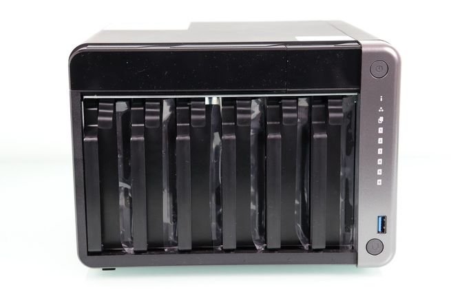 Bahías para alojar discos duros y SSD en el servidor NAS QNAP TS-AI642.