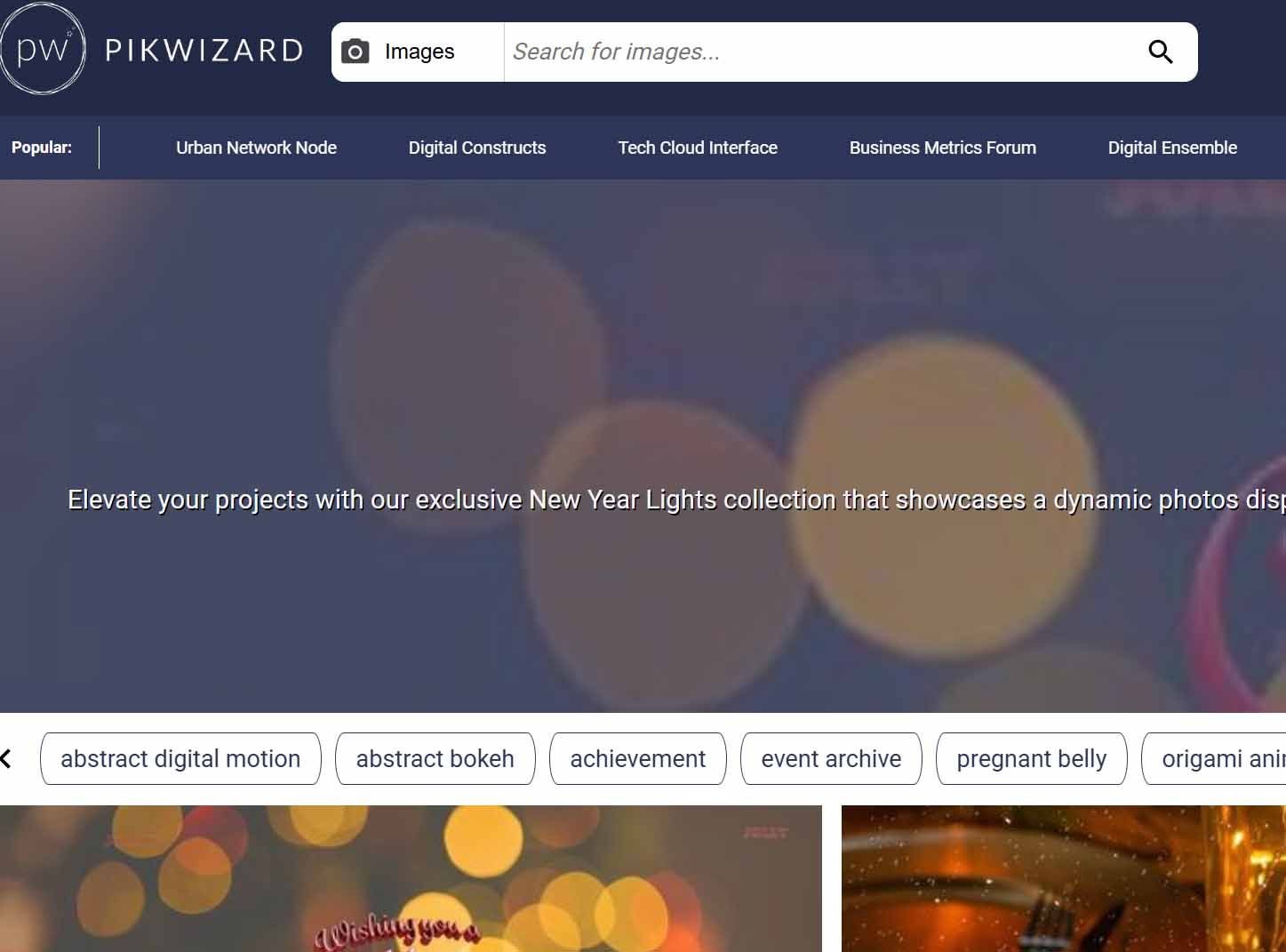 Buscador de imágenes gratuitas de la plataforma PikWizard, con una galería de fotos de personas en situaciones cotidianas.