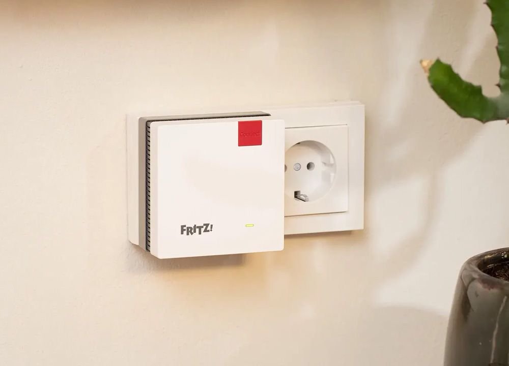 El FRITZ!Mesh Set 1700 se conecta directamente a la pared para ampliar la cobertura.