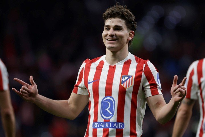 Julián Álvarez celebra el 3-0 en la Champions. EFE/Juanjo Martín