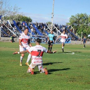 Morón goleó y es nuevo líder de la Primera Nacional