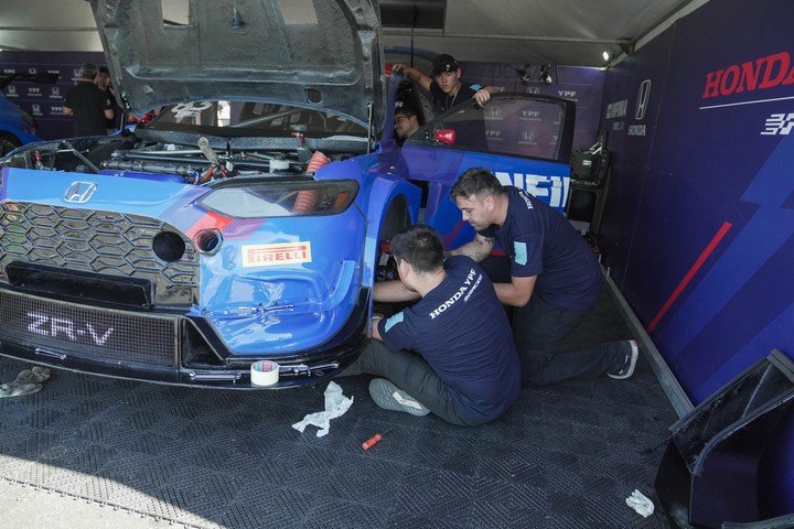 Los momentos previos a la competencia, en boxes.