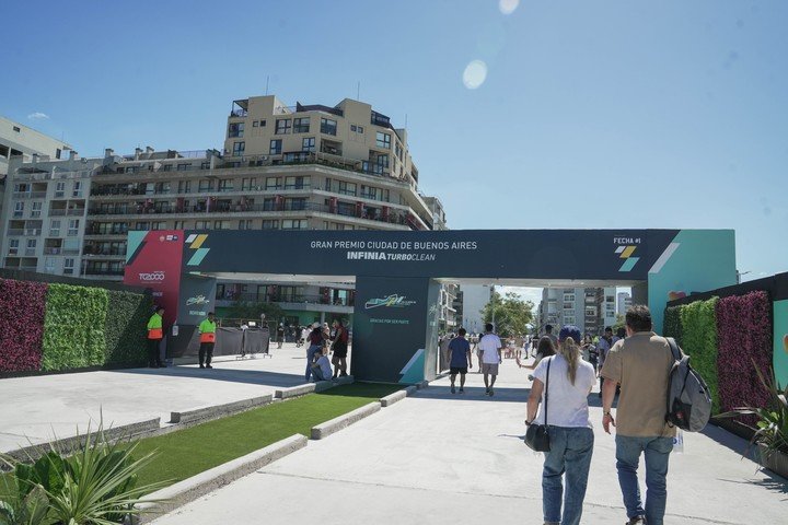 Los alrededores del Parque de la Ciudad se convirtieron en una fiesta del automovilismo.