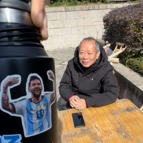 "Messi, Dios": el divertido intercambio de Colapinto con un grupo de chinos, su error de cálculos con una lancha y los videos de su estadía en Asia