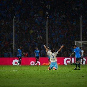 Video: el patadón de Rojo a su compañero Di Cesare y su error en el gol de Belgrano