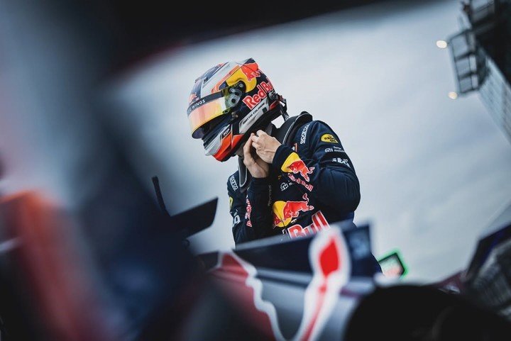 Mattia Colnaghi se abrocha el casco antes de subirse a su monoplaza en la qualy del GP de Australia de Fórmula 3. (@matticolnaghii en IG).