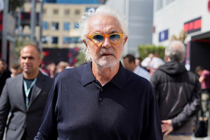 Flavio Briatore le dio la bienvenida a Alpine a Alex Dunne. (AP Photo/Darko Bandic)