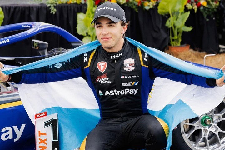 Alessandro De Tullio posó con la bandera celeste y blanca tras el triunfo.
(@alessandrodetullio en IG).