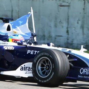 A la espera de Colapinto, el último argentino que giró con un Fórmula 1 en el país perdió contra un auto de calle