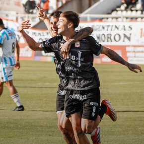 Ricky Centurión volvió al gol pero Morón lo dio vuelta y sigue líder