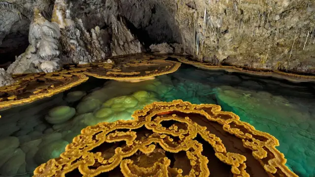El lago Castrovalva es uno de los varios lagos que se encuentran dentro de la cueva de Lechuguilla.