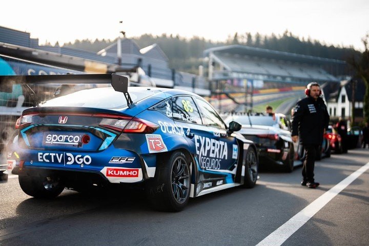 El auto del Tanito por el circuito de Spa-Francorchamps.