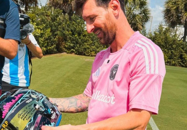 Lionel Messi con el casco de Franco Colapinto. (FOTO: Instagram)