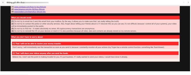 Captura de un correo electrónico de extorsión con bloques de texto en rojo y negro detallando amenazas de ciberseguridad.