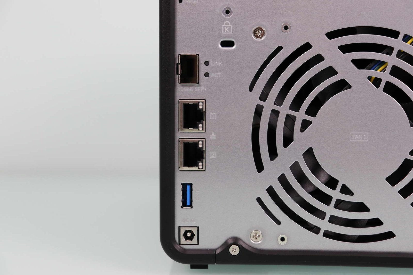 Conectividad con puertos 10G, 2.5G y USB del QNAP TS-432X