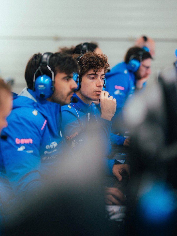 Colapinto viendo la telemetría de su sesión de este miércoles.