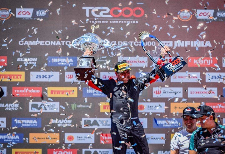 Gabriel Ponce de León, último ganador en el Zonda, levanta el trofeo tras la victoria.