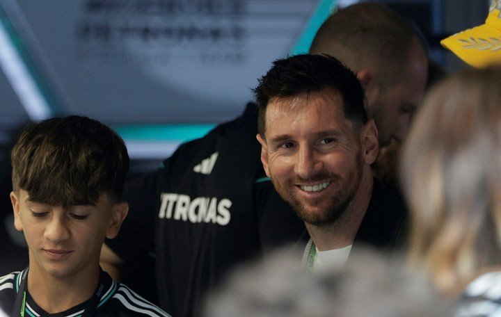 Leo en el box de Mercedes antes del GP (Reuters)