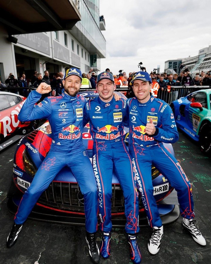 El festejo del equipo de Max Verstappen sobre el capot del auto tras la victoria que luego les fue quitada por descalificación.