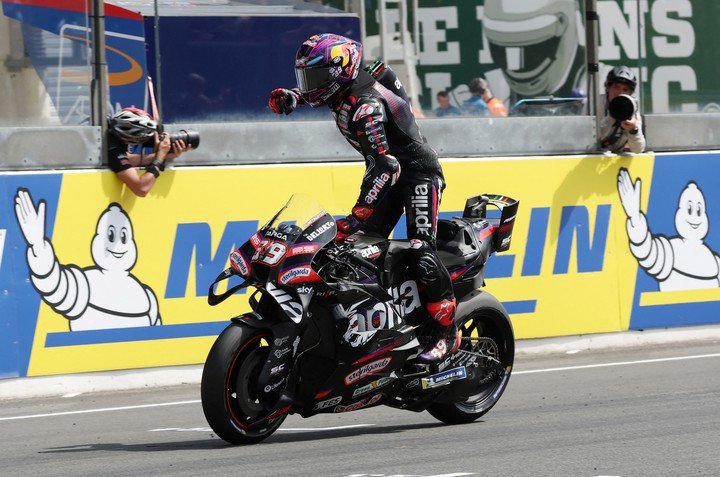 Jorge Martín festejó de pie sobre su moto tras cruzar la línea de meta en la Sprint de Francia que ganó.
(REUTERS).