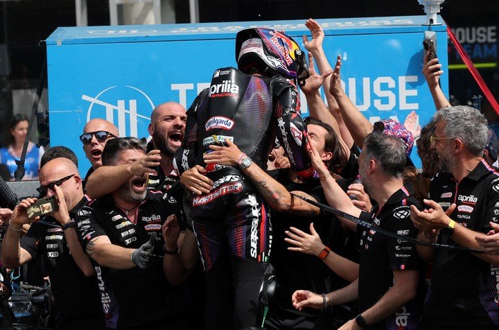 Jorge Martin se lanza sobre sus mecánicos tras ganar la Sprint del MotoGP en Le Mans.
(REUTERS)