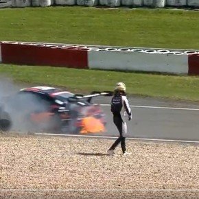 Casi atropellan a un chileno, que terminó con su auto incendiado en las 24 Horas de Nürburgring
