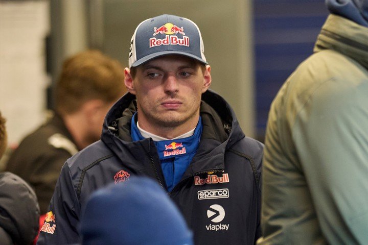 Verstappen en el box de Mercedes. (Thomas Frey/dpa via AP)