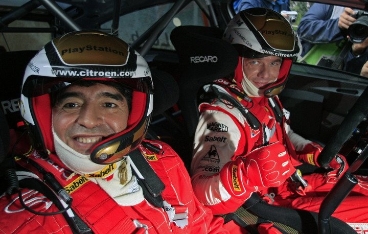 Maradona, chocho junto a Loeb en 2008. (AFP PHOTO/Alejandro PAGNI)