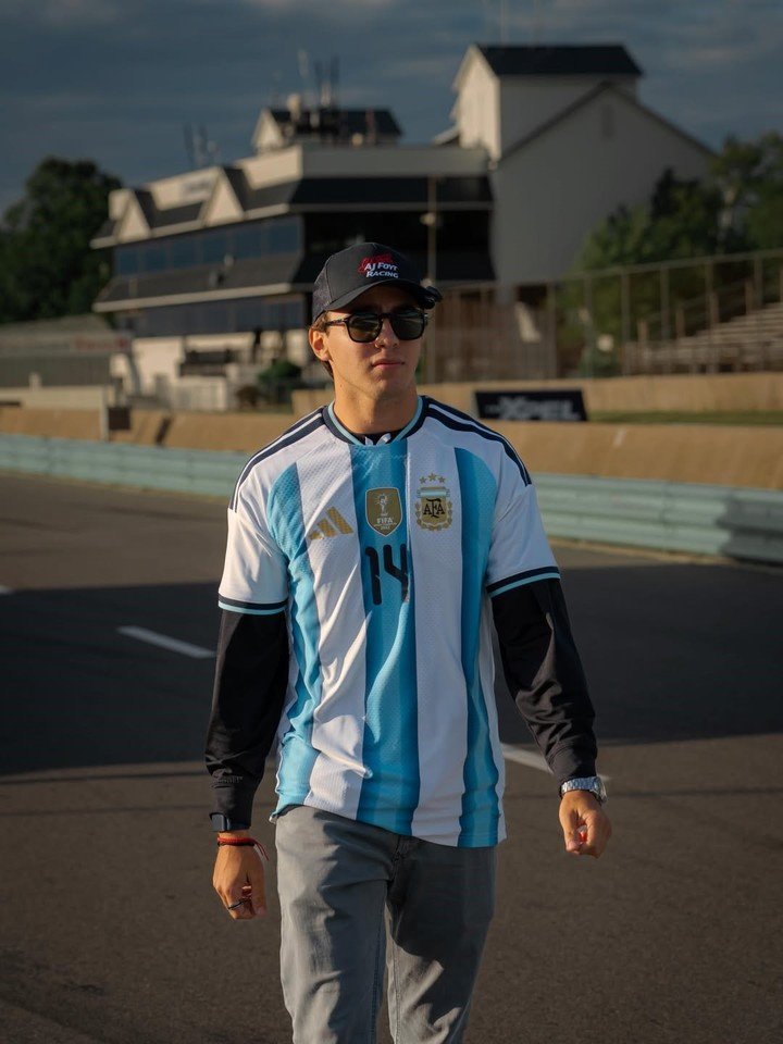 Con la camiseta de la Selección Argentina, Alessandro De Tullio llegó a la pista de Road America.
(@alessandrodetullio en IG).