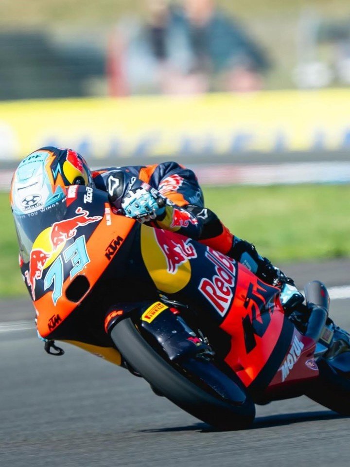 Valentín Perrone acelera con su KTM durante la práctica de Moto3 en Brno.
(@valentinperrone73 en IG).