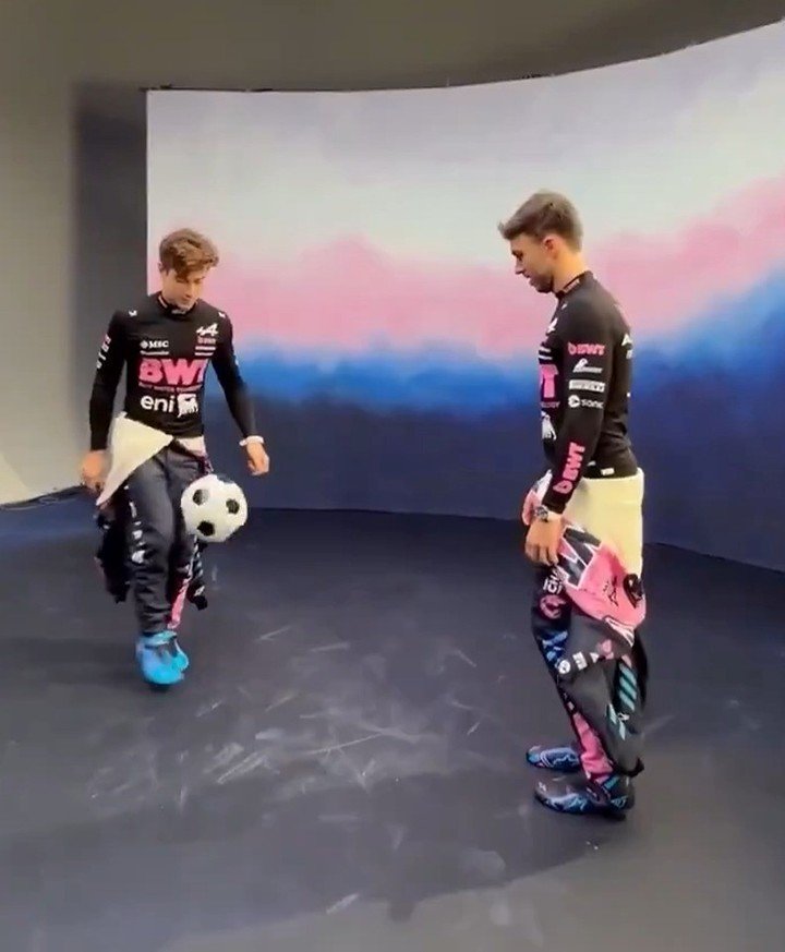Colapinto y Gasly haciendo jueguitos.