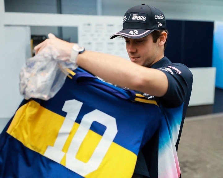 Franco Colapinto con la remera de Boca