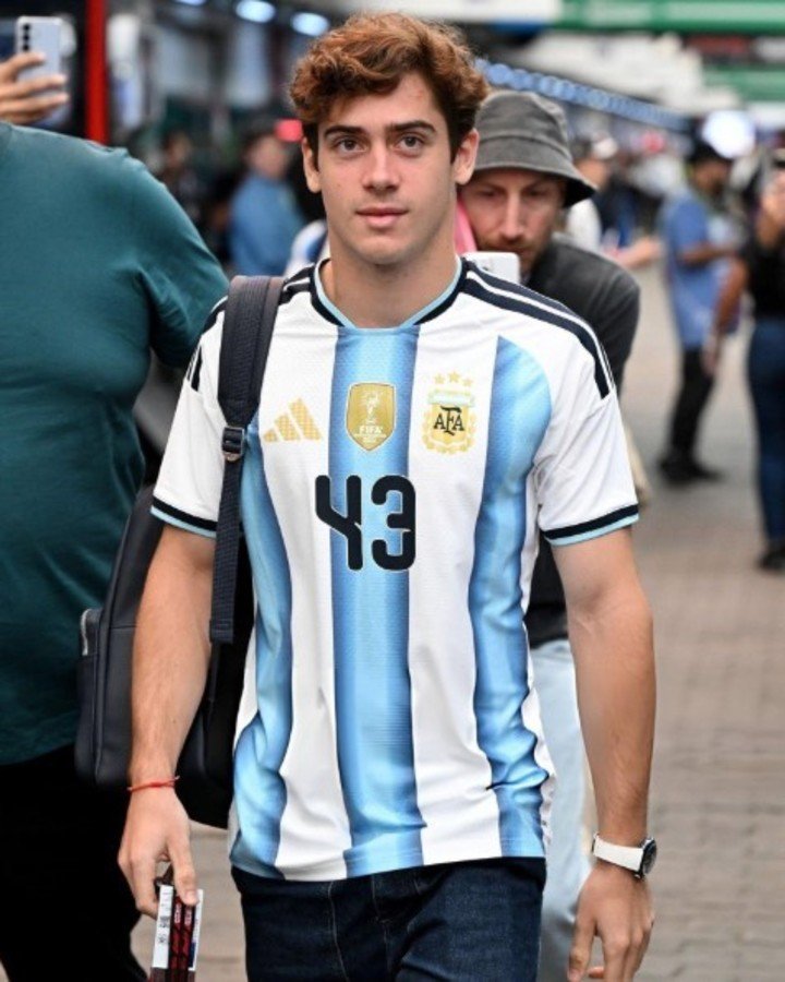 Colapinto, con la camiseta de la Selección.