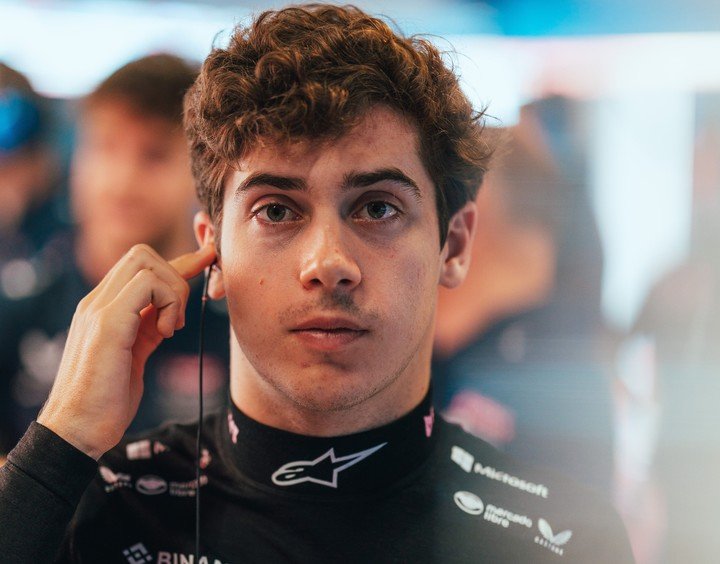 Colapinto a punto de subirse al Alpine en el GP de Barcelona 2025.