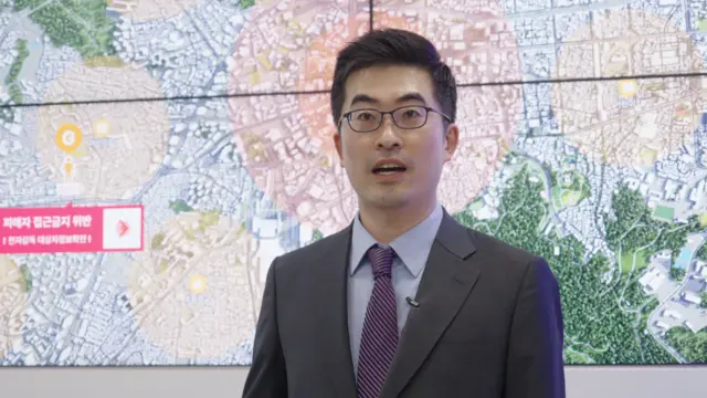 Lim Hap-gyeok, director del Centro Central de Monitoreo Electrónico, demuestra el seguimiento en tiempo real durante una entrevista con la BBC.