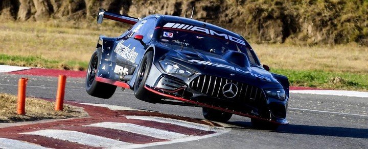 Otto Fritzler, que había logrado la primera victoria de una serie para Mercedes-Benz en el TC en 2026, perdió el mano a mano con Chapur en la largada de la Final en Alta Gracia.
(Prensa ACTC).