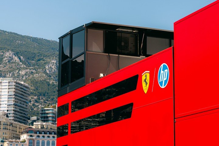 El hospitality de Ferrari en el paddock.
