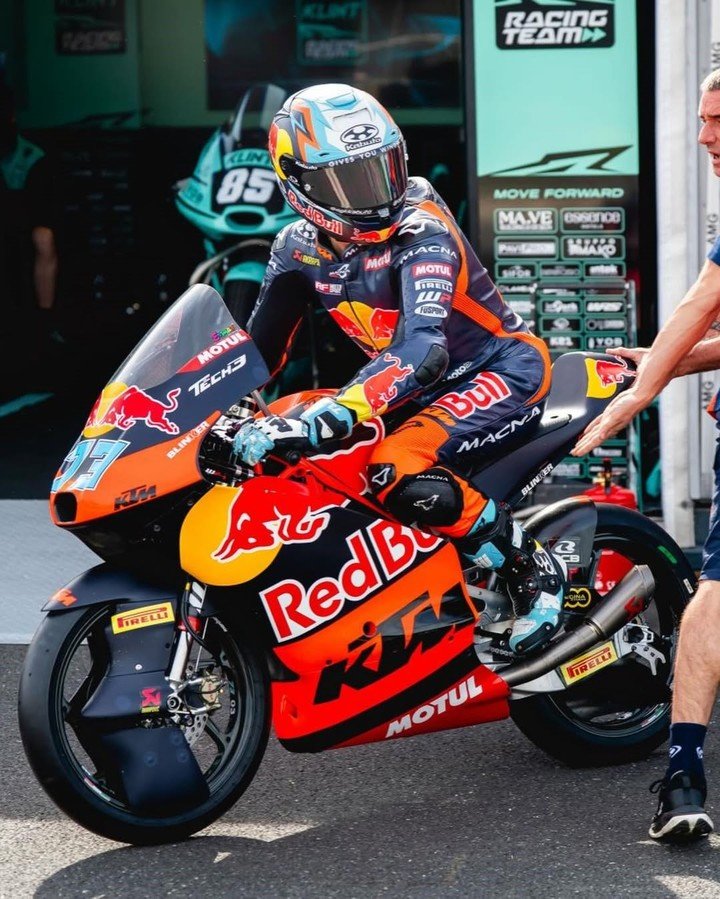 Valentín Perrone, listo para salir a pista durante la práctica de Moto3 en Hungría.
(@valentinperrone73 en IG).