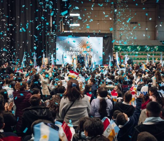 ¡Sí, prometo!: más de 1.500 estudiantes de cuarto grado prometieron lealtad a la bandera argentina